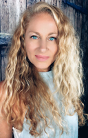 Portrait de Elle Russ